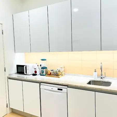 Cozy With Shared Bathroom On Rua Augusta Konukevi